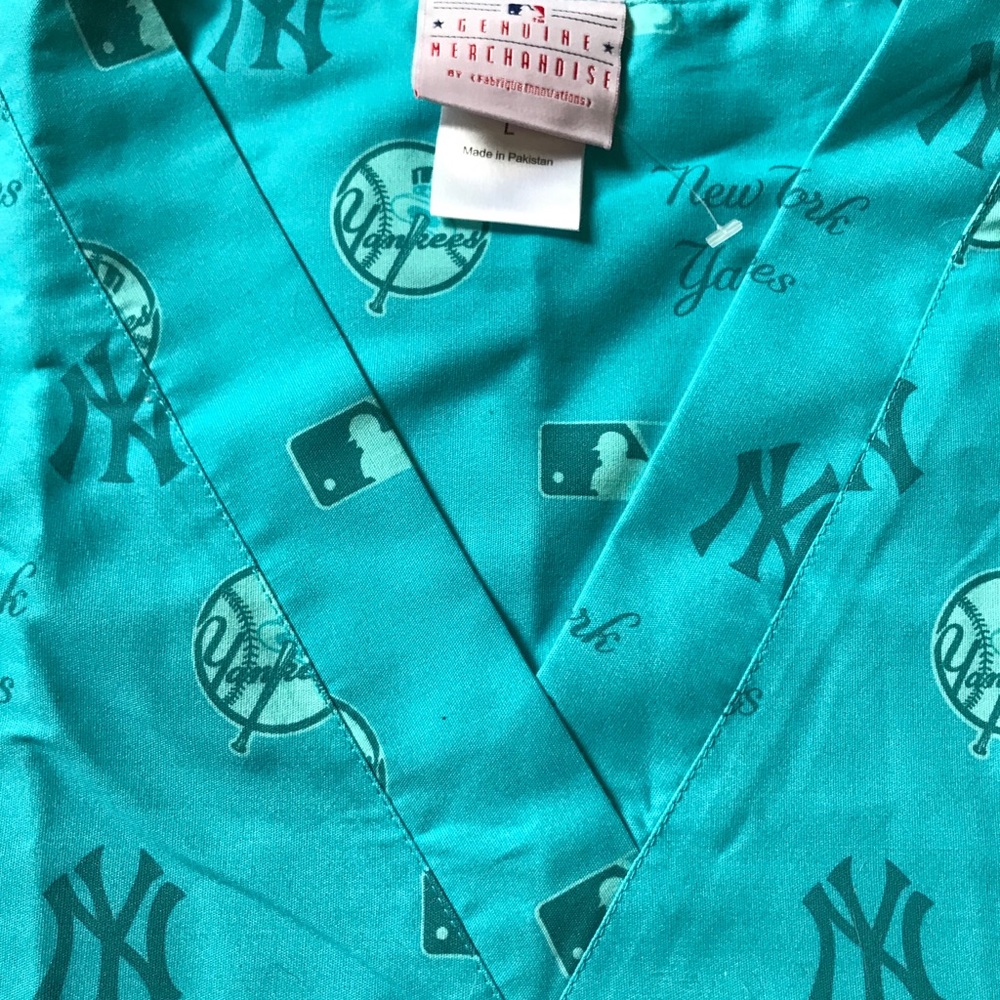 MLB Authentic NEW YORK YANKEE SCRUB TOP
